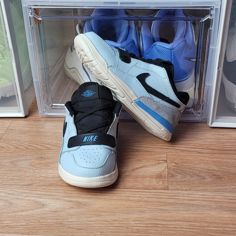 Nike Kids' Light Blue and Black Low-Top Sneakers